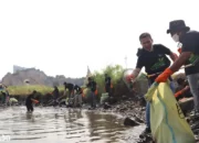PLN dan Mahasiswa Darmajaya Bersatu Bersihkan Pantai Gunung Kunyit di Hari Lingkungan Hidup