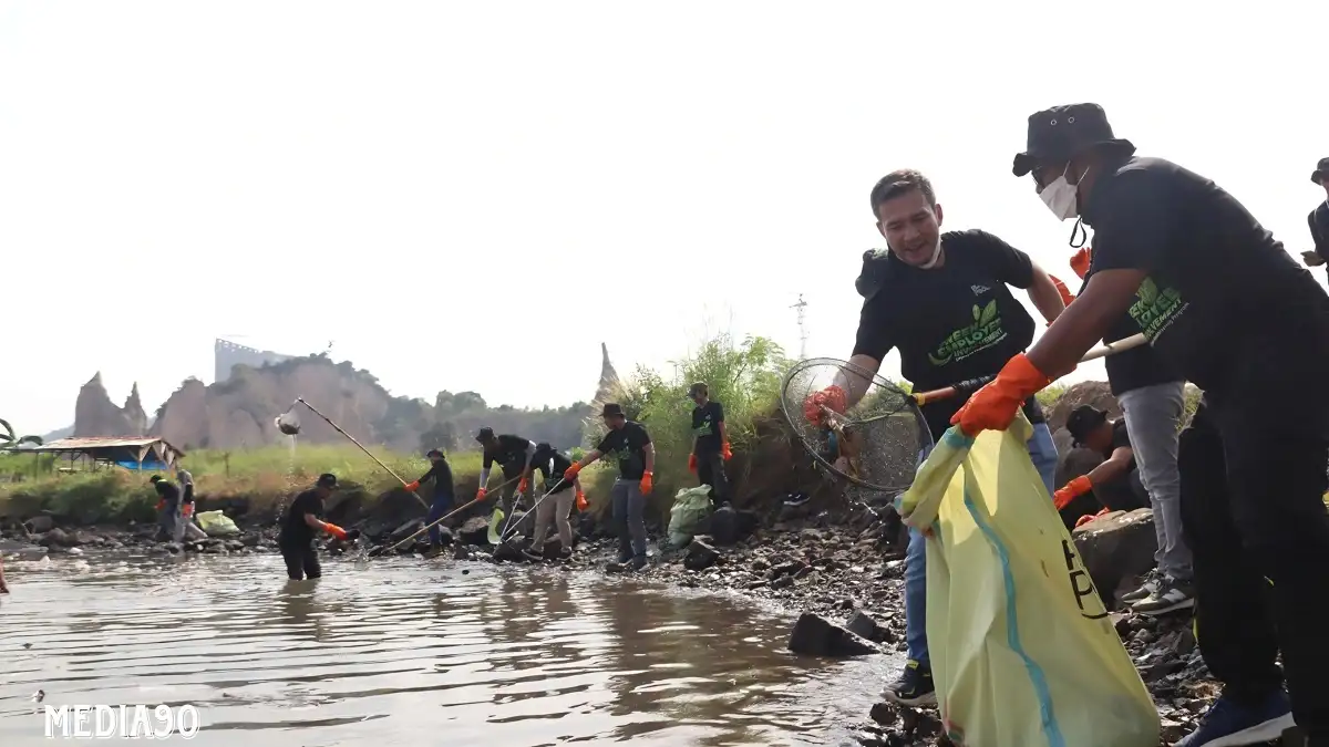 Hari Lingkungan Hidup, PLN Gandeng Mahasiswa Darmajaya Bersihkan Pantai Gunung Kunyit Bandar Lampung