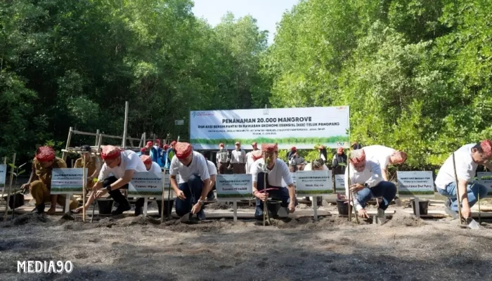 Menyambut Hari Lingkungan Hidup Sedunia: Yayasan AHM Tanam 20 Ribu Mangrove di KEE Teluk Pangpang Banyuwangi
