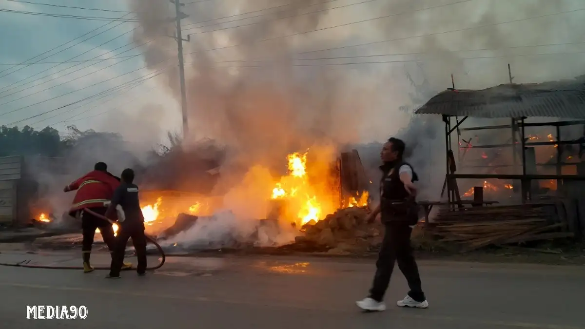 Jelang Magrib, Panglong Kayu dan Bengkel Simpan BBM di Tanjung Bintang Terbakar
