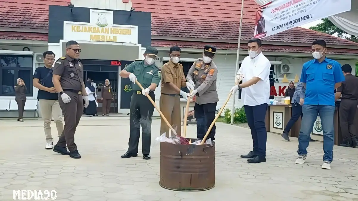 Kejari Mesuji Musnahkan Narkoba dan Senpira