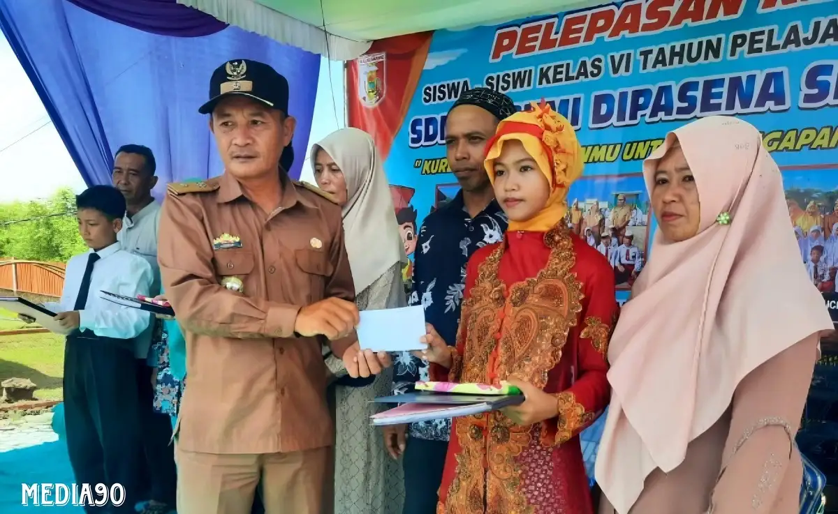 Kepala Kampung Bantu 36 Siswa Berprestasi SDN 1 Bumi Dipasena Sejahtera Tulang Bawang
