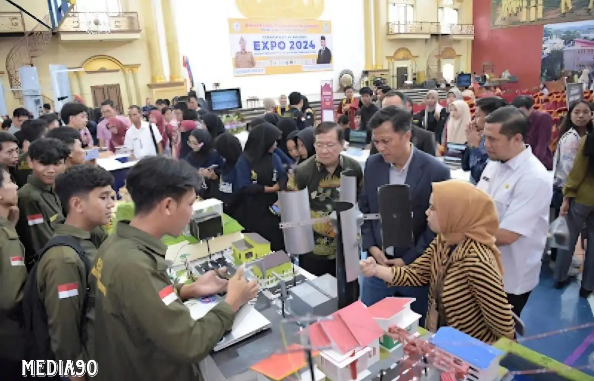 Mahasiswa Teknik Elektro Universitas Teknokrat Indonesia Buat Maket PLTB untuk Penerangan Kota