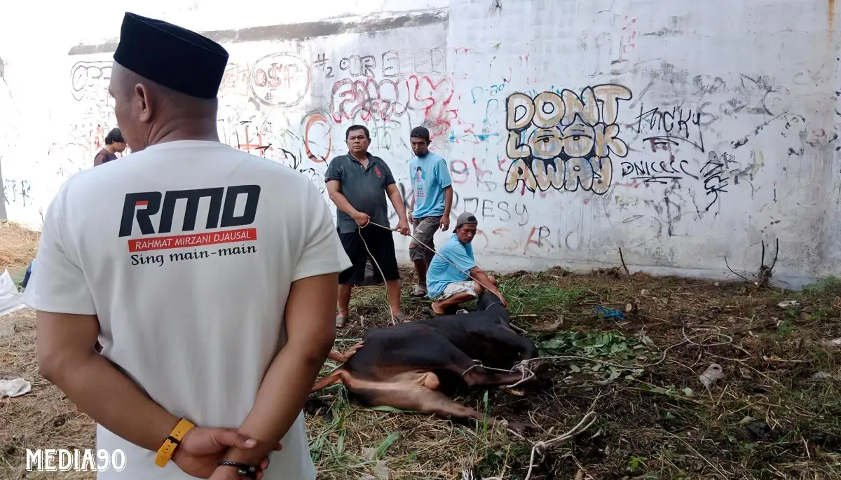 Partai Gerindra Lampung Serentak Bagikan Berkah Daging Kurban kepada Warga