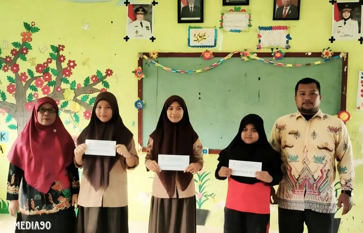 Pembagian Rapor, Kampung Bumi Dipasena Mulya Tulang Bawang Beri Penghargaan 30 Siswa SDN1
