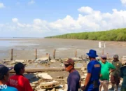 Merayakan Hari Laut Sedunia, Polairud dan Petambak Adakan Aksi Bersih Pantai di LA Bumi Dipasena Agung