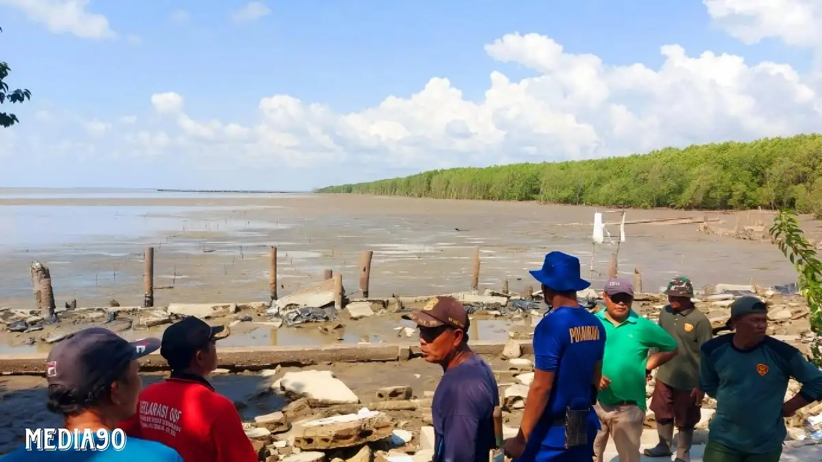 Peringati Hari Laut Sedunia, Polairud dan Petambak Bersihkan Sampah di Pantai LA Bumi Dipasena Agung