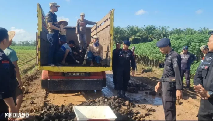 Brimob Polda Lampung Segera Perbaiki Akses Jalan Menuju Dua Desa Terisolasi di Sukadana, Lampung Timur