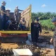 Prihatin Rusak Berlubang, Brimob Polda Lampung Perbaiki Akses Jalan Dua Desa di Sukadana Lampung Timur