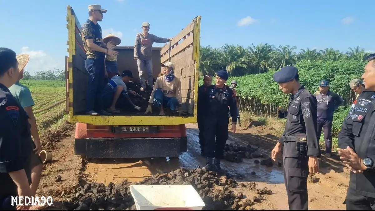 Prihatin Rusak Berlubang, Brimob Polda Lampung Perbaiki Akses Jalan Dua Desa di Sukadana Lampung Timur