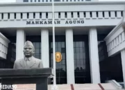Keuntungan Pihak Tertentu: Analisis Putusan MA Terkait Usia Calon Kepala Daerah