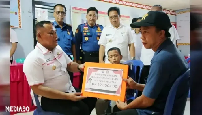 Bupati Lampung Selatan Beri Bantuan Uang dan Janjikan Bedah Rumah untuk Korban Kebakaran di Kalianda