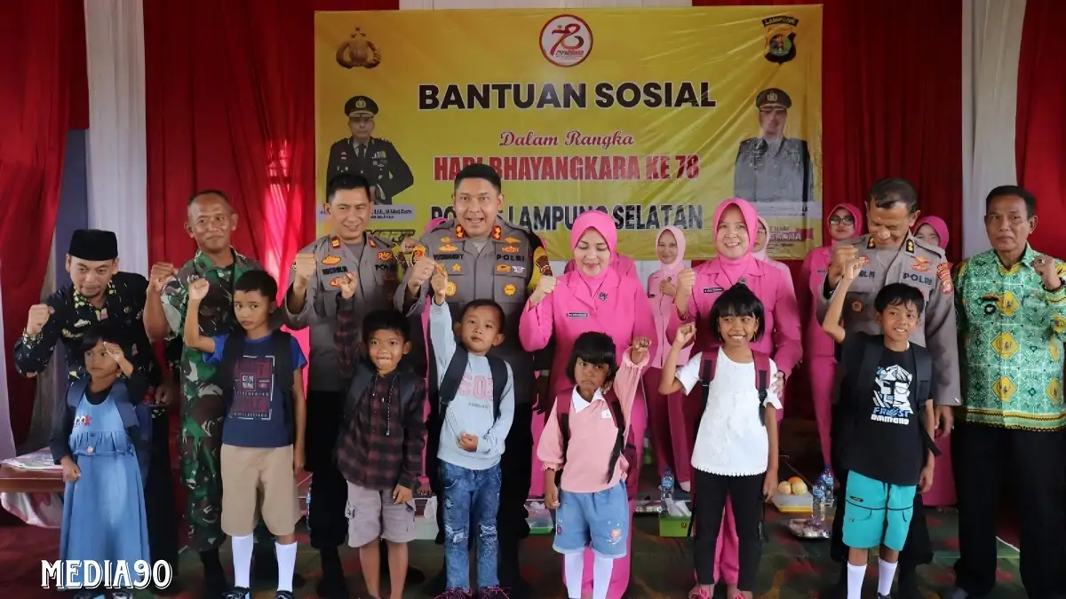 Sambut HUT Bhayangkara ke-78, Polres Lampung Selatan Bagikan Alat Sekolah ke Pelajar di Ketapang