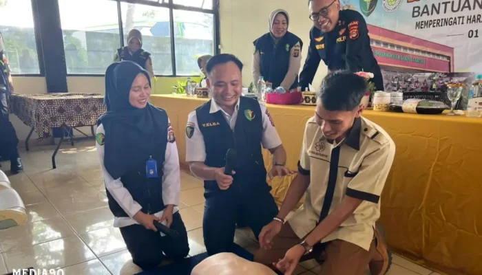 Sambut Hari Bhayangkara, Biddokkes Polda Lampung Berikan Pelatihan Pertolongan Darurat kepada Sopir Bus Puspa Jaya