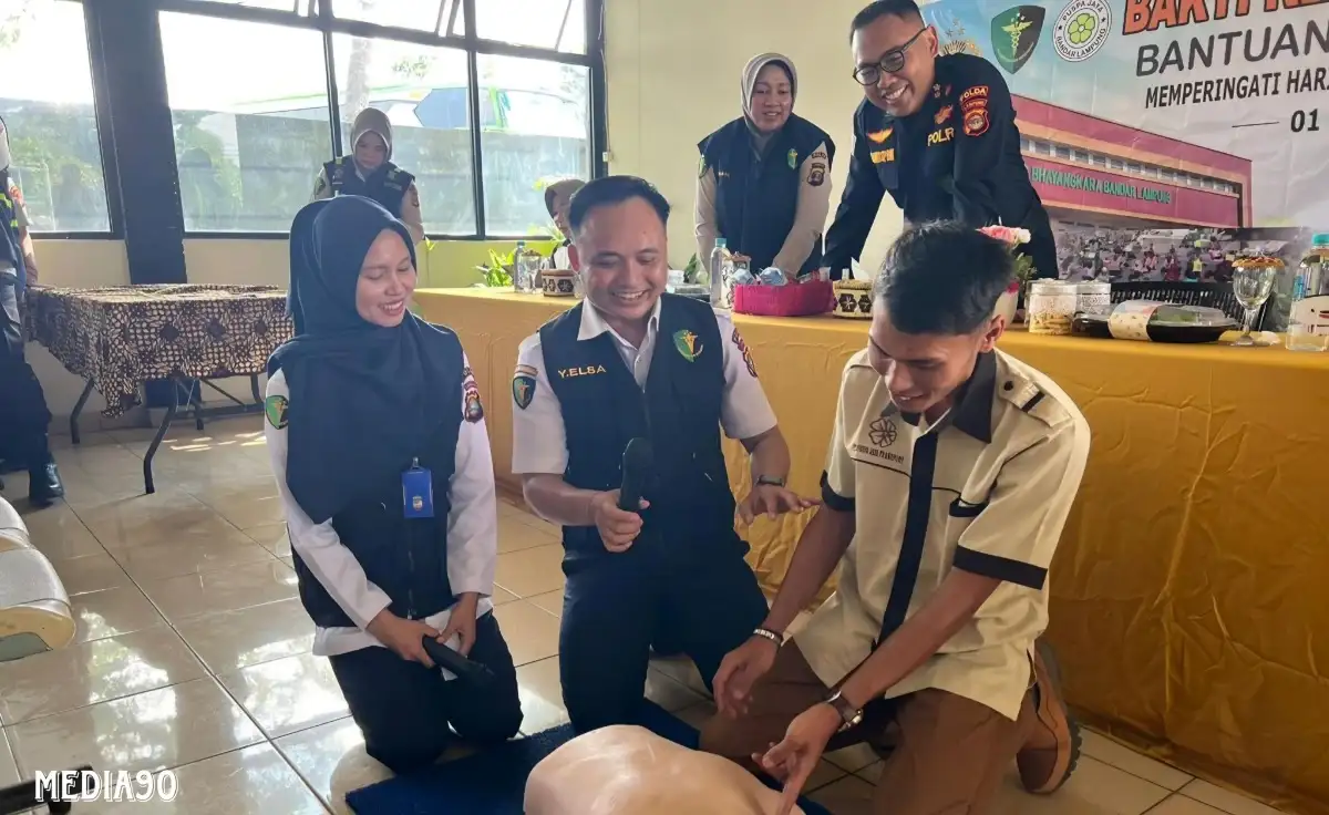 Sambut Hari Bhayangkara, Biddokkes Polda Lampung Latih Pertolongan Gawat Darurat ke Sopir Bus Puspa Jaya
