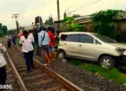 Innova Dihantam Kereta Api Kuala Stabas di Perlintasan Branti Natar, Wanita Pringsewu Tewas