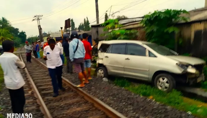 Innova Dihantam Kereta Api Kuala Stabas di Perlintasan Branti Natar, Wanita Pringsewu Tewas
