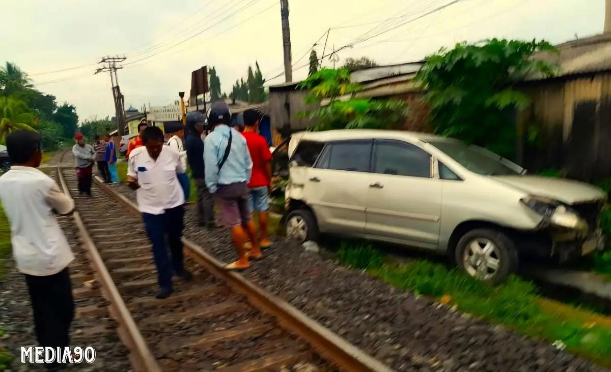 Terobos Palang Pintu, Kereta Api Kuala Stabas Tabrak Innova di Perlintasan Branti Natar, Wanita Asal Pringsewu Meninggal