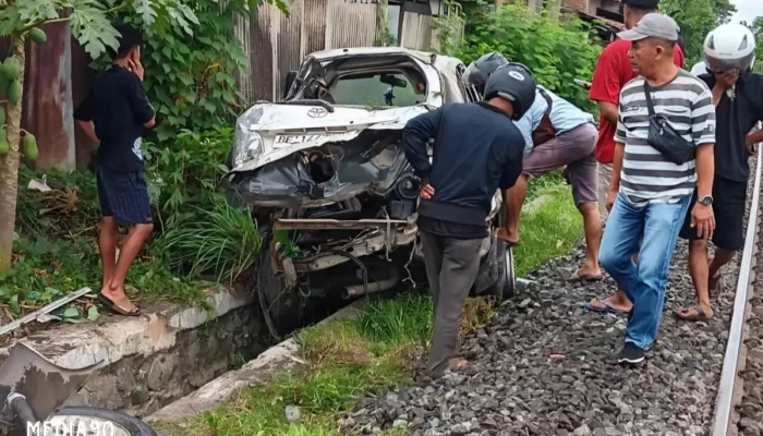 Innova Tertabrak Kereta Api di Branti Natar, Tragisnya Warga Pringsewu Meninggal setelah Terobos Pintu Perlintasan