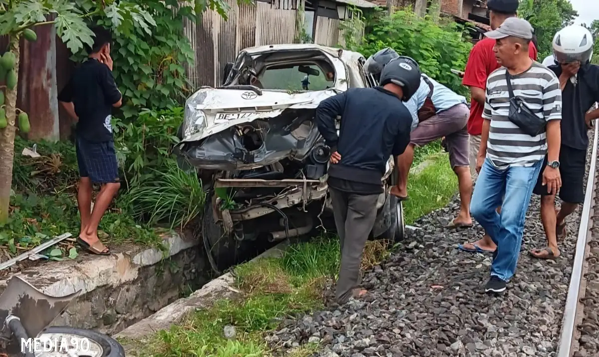 Terobos Pintu Perlintasan, Innova Tertabrak Kereta Api di Branti Natar, Warga Pringsewu Meninggal