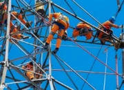 PLN Meluncurkan Pasukan Besar ke Gunung Guna Atasi Transmisi SUTT yang Terhambat