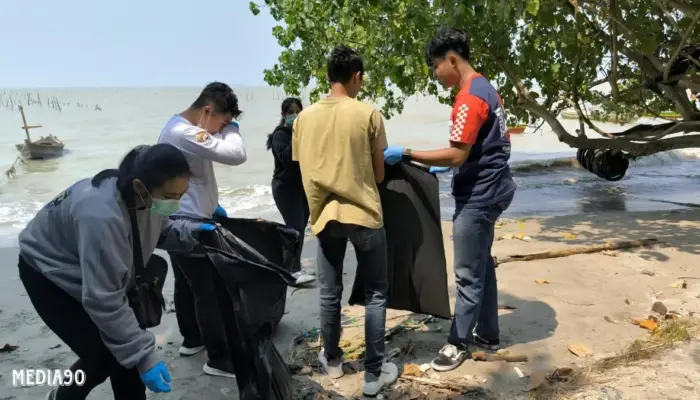 AHM dan TDM Lampung Galang Komunitas untuk Bersihkan Pantai Agro Kalianda