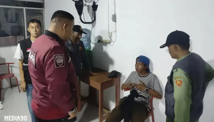 Bisnis Risiko: Pemuda Asal Panjang Menantang Nasib dengan Mematikan Mesin Lampu Merah di Jalan Urip Sumoharjo, Bandar Lampung