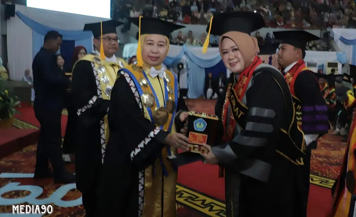 Dosen Prodi Manajemen IIB Darmajaya Lulusan Terbaik 3 Tingkat Universitas Wisuda Unila