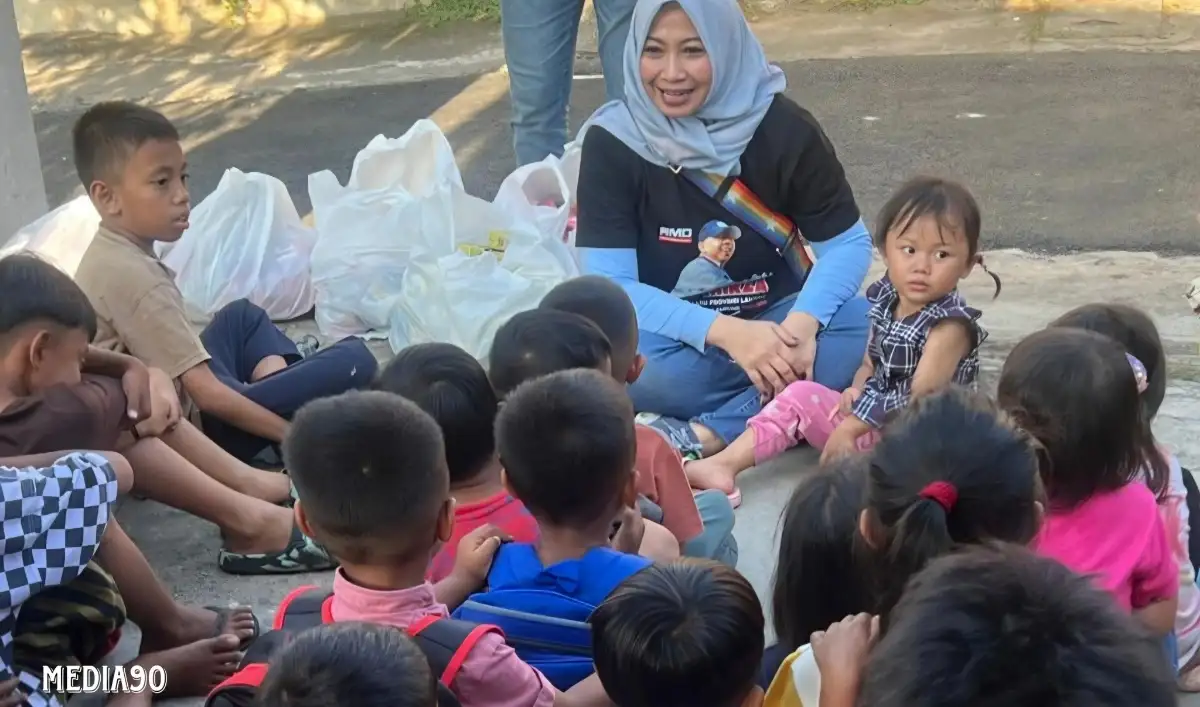 Hari Anak, Tim Pemenangan Cagub Lampung Rahmat Mirzani Djauzal Bagikan Susu dan Biskuit ke Anak di Bandar Lampung