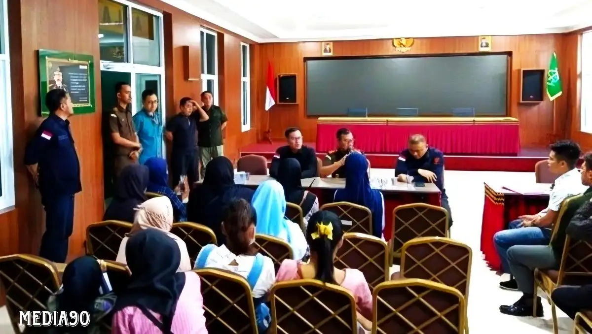 Jadi Korban Kredit Fiktif, Puluhan Ibu Warga Gunung Sari Geruduk Kejari Bandar Lampung