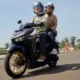 Jangan Bonceng Duduk Samping, ini Enam Tips Aman Berboncengan Saat Berkendara di Jalan
