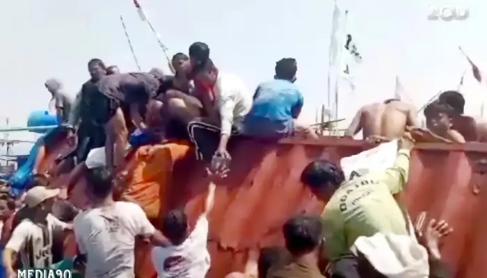 Nelayan Serbu Barang Berhamburan di Perairan Ketapang Lampung Selatan Milik KMP Glory Indah Surabaya yang Karam