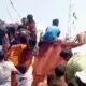 Nelayan Serbu Barang Berhamburan di Perairan Ketapang Lampung Selatan Milik KMP Glory Indah Surabaya yang Karam