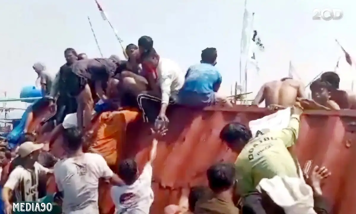 Nelayan Serbu Barang Berhamburan di Perairan Ketapang Lampung Selatan Milik KMP Glory Indah Surabaya yang Karam