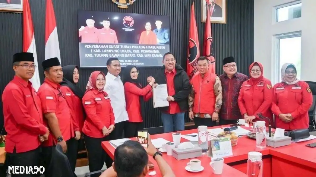 PDIP Beri Surat Tugas ke Pasangan Nanda Indira - Antonius Maju di Pilkada Pesawaran 2024