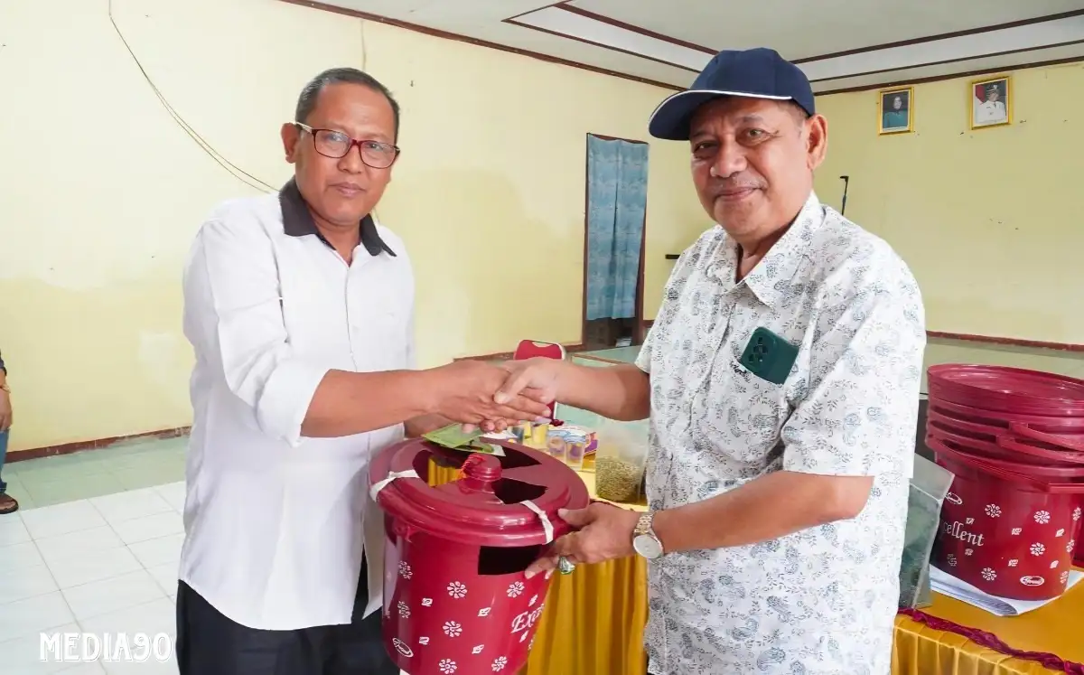 Polinela Dampingi Petani Sawit di Lampung Selatan Kendalikan Hama Kumbang Tanduk