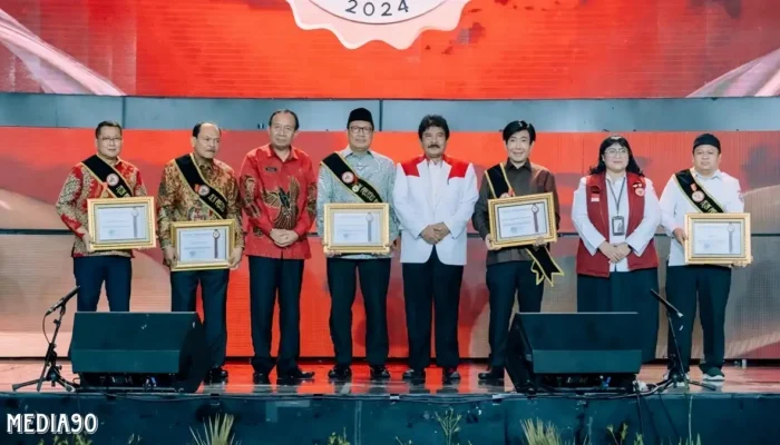 Torehan Gemilang: Rusli Bintang Dianugerahi Penghargaan dari Badan Pembinaan Ideologi Pancasila di Balai Sarbini, Jakarta