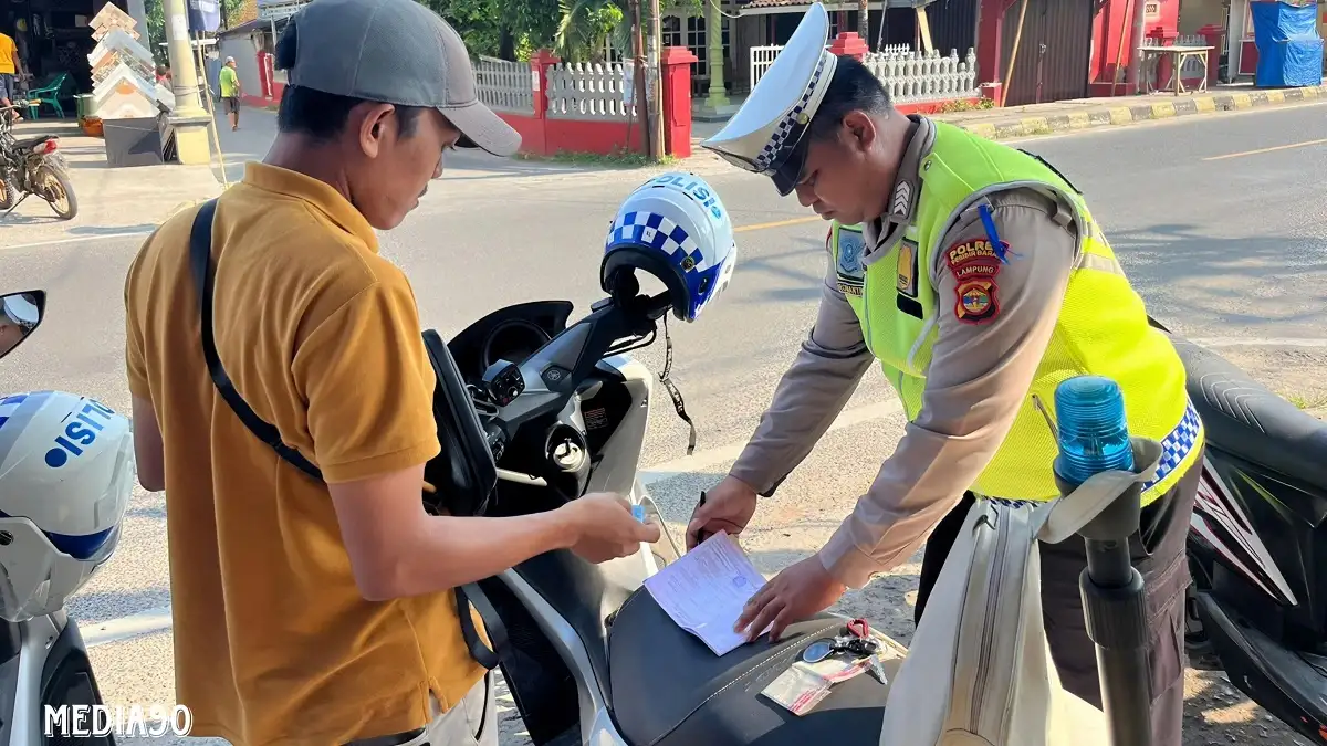 Sehari Operasi Patuh 2024, Polres Pesisir Barat Tegur Tujuh Pengendara Tak Patuhi Aturan, Satu Pengendara Ditilang