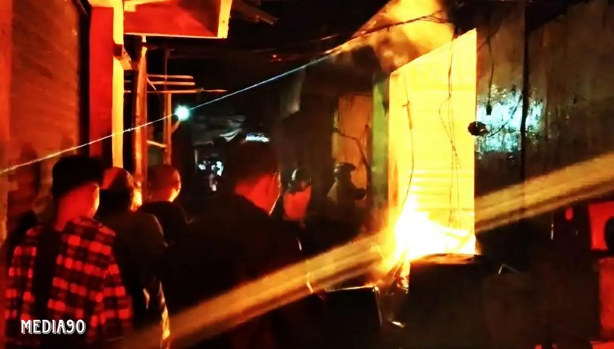 Tengah Malam, Kebakaran Hebat Hanguskan Lima Kios dan Isinya di Pasar Gadingrejo Pringsewu Kerugian Rp300 Juta