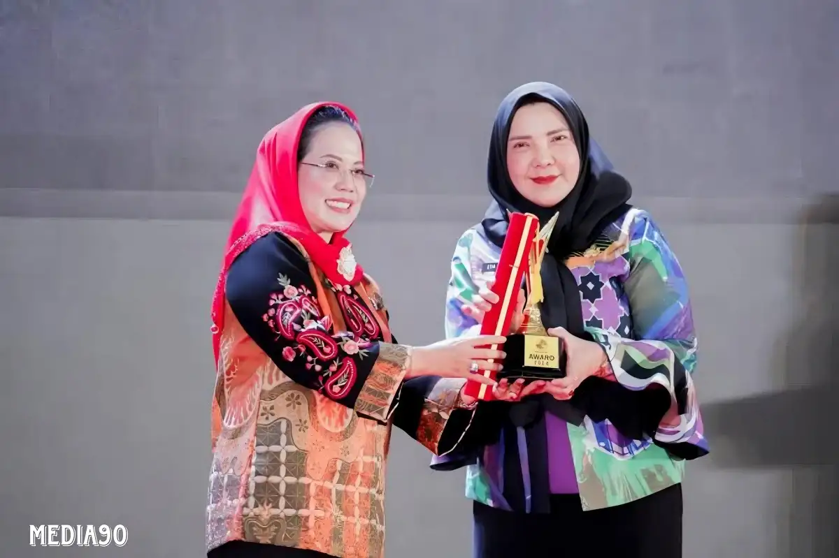 Wali Kota Bandar Lampung Eva Dwiana Terima Penghargaan Pembina Koperasi Andalan