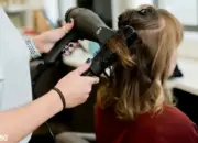 Perhatian Wanita! Hindari Tujuh Kebiasaan Ini yang Bisa Membuat Rambut Cepat Rontok dan Rusak