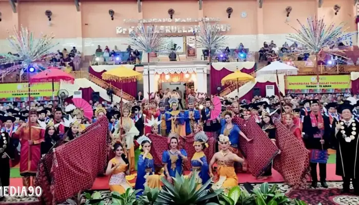 Tarian Harmoni Nengah Nyappur Meriahkan Wisuda Hari Kedua di Universitas Teknokrat Indonesia