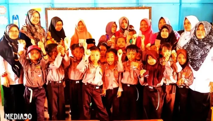 Puluhan Siswa SDN 1 dan TK Dharma Wanita Bumi Dipasena Abadi Terima Vaksin Polio Dosis Kedua di Bulan Imunisasi