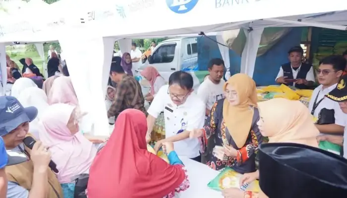 Bupati Agus Istiqlal Resmikan Hari Kedua Gerakan Pangan Murah 2024 di Pesisir Barat