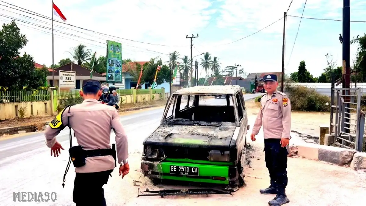Diduga Korslet, Kijang Tua Milik Warga Batanghari Hangus Terbakar di Depan SPBU Metro Kibang Lampung Timur