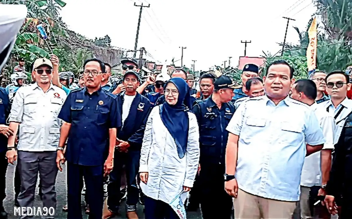 Diiringi Pendukung, Istri Bupati Pesisir Barat Septi Heri Agusnaeni Daftar Cabup ke KPU, Total Tiga Pendaftar