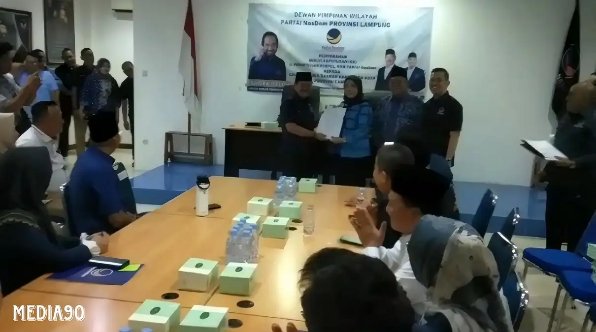 Disertai Kemesraan, Herman HN Serahkan Surat B1KWK dari Partai Nasdem ke Eva Dwiana di Pilkada Bandar Lampung 2024