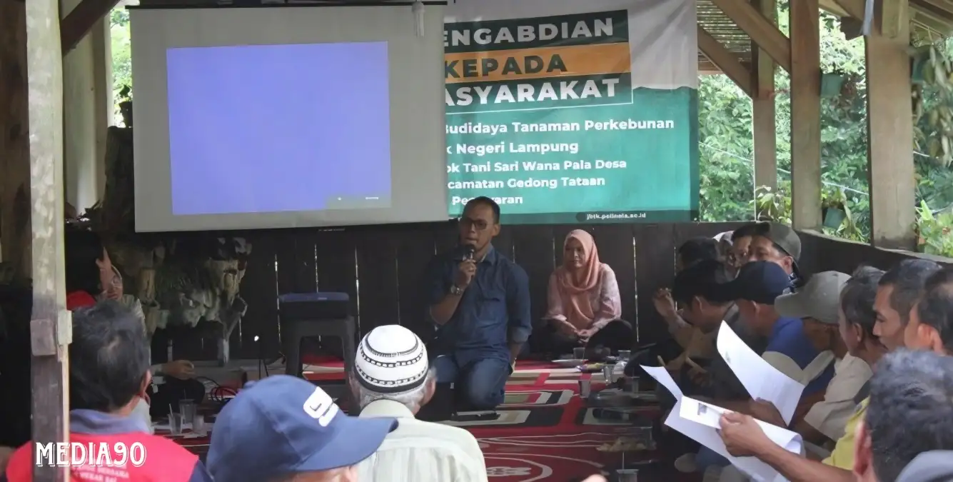 Dosen Polinela Beri Edukasi Cara Pemupukan Hayati pada Tanaman Pala di Desa Wiyono