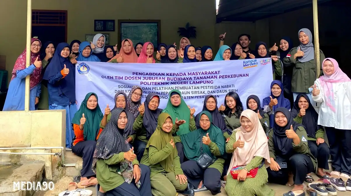 Dosen Polinela Gelar Pengabdian Masyarakat di Desa Wiyono Beri Pelatihan Pembuatan Pestisida Nabati bagi Petani Kakao