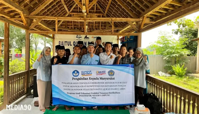 Dosen TPTH Polinela Laksanakan PkM di Ponpes Baitul Qur’an Natar dengan Teknologi Hidroponik Melon
